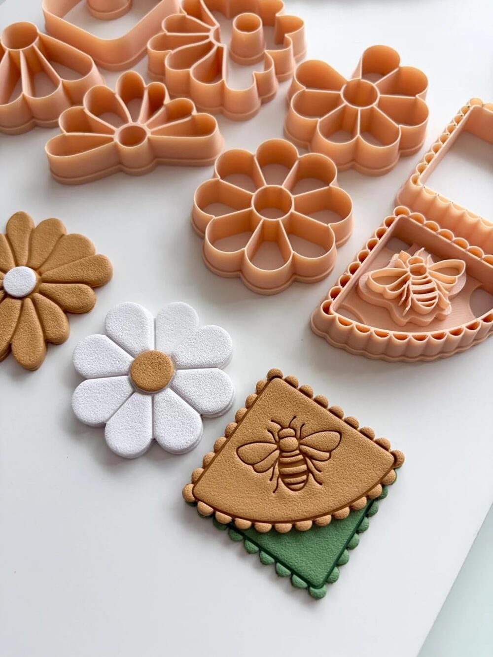 3D ORIGINS Floral Spring Corner Bookmark Bundle, Polymer Clay Embossed Cutters, Daisy and Bee Designs, 4cm, 8 Piece Set