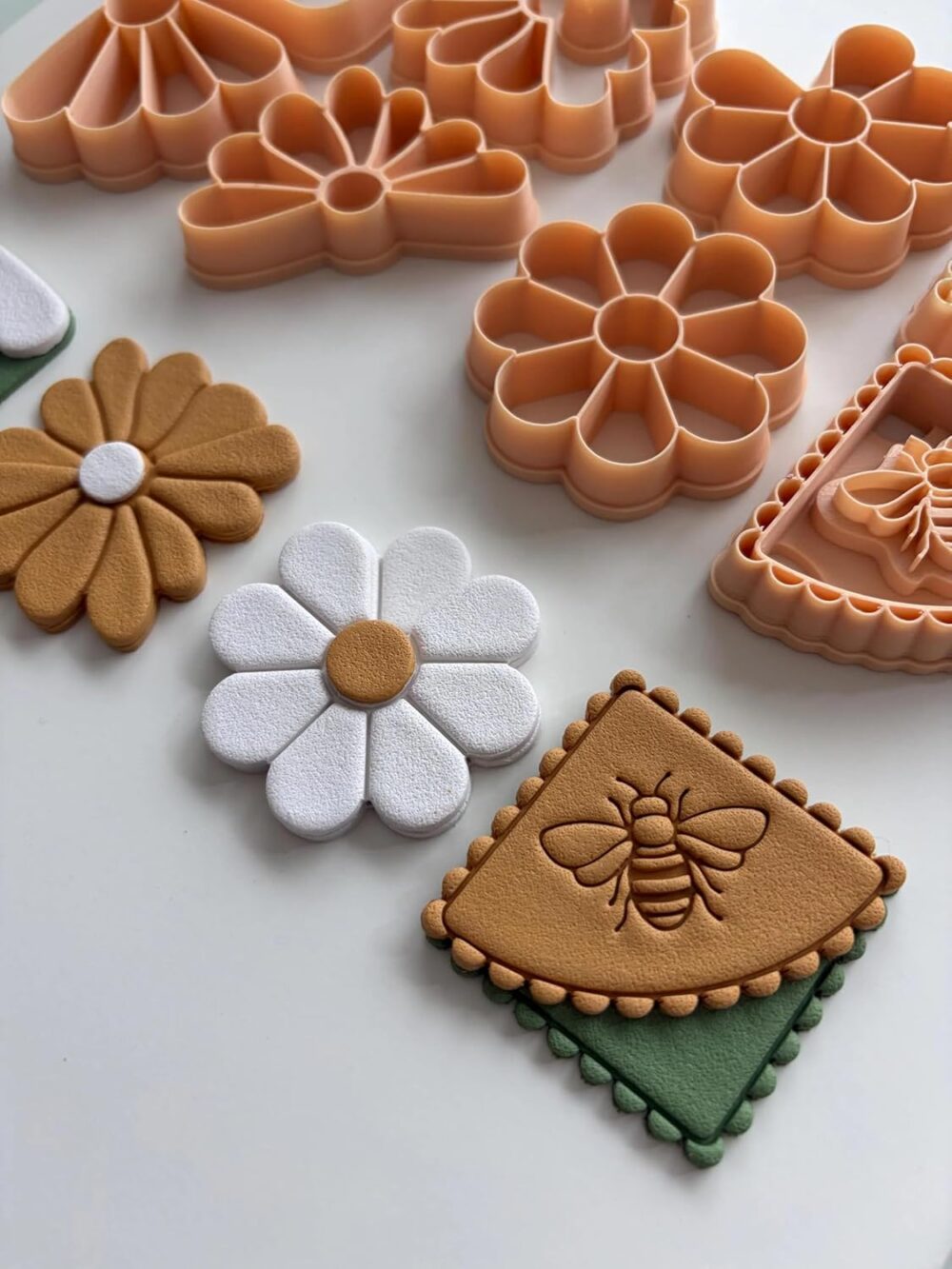 3D ORIGINS Floral Spring Corner Bookmark Bundle, Polymer Clay Embossed Cutters, Daisy and Bee Designs, 4cm, 8 Piece Set