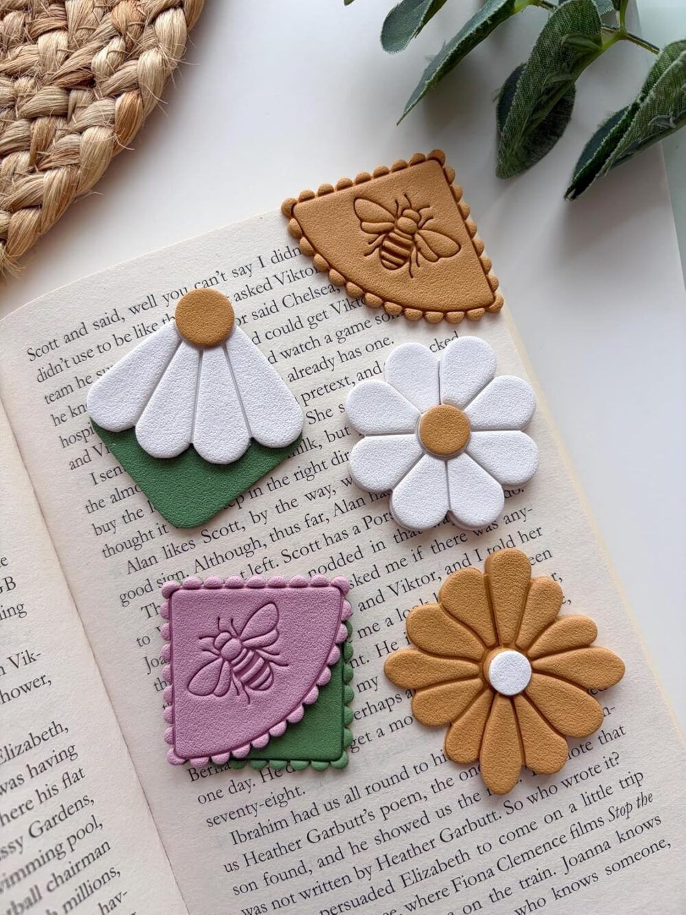 3D ORIGINS Floral Spring Corner Bookmark Bundle, Polymer Clay Embossed Cutters, Daisy and Bee Designs, 4cm, 8 Piece Set